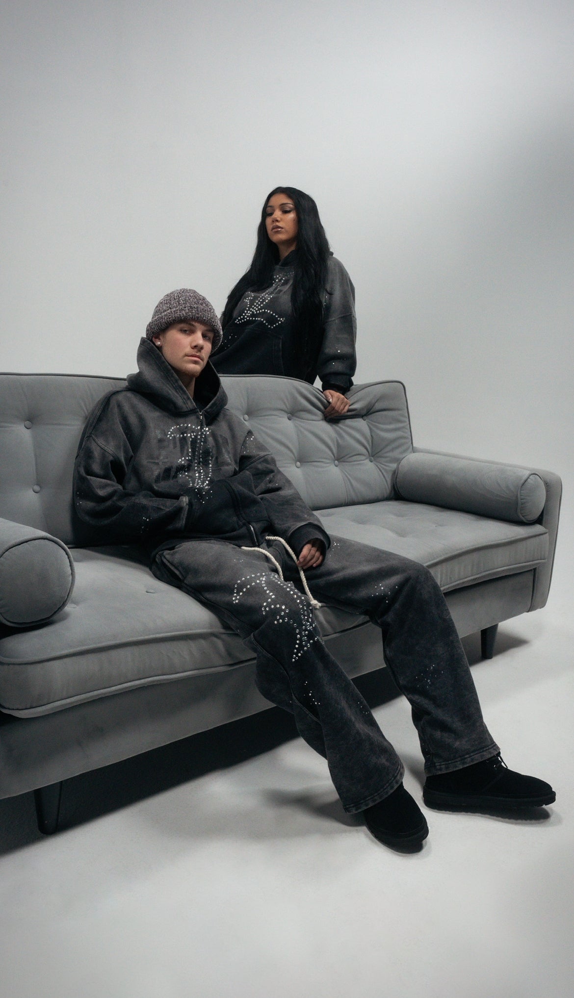 Póza scattered stone sweatpants