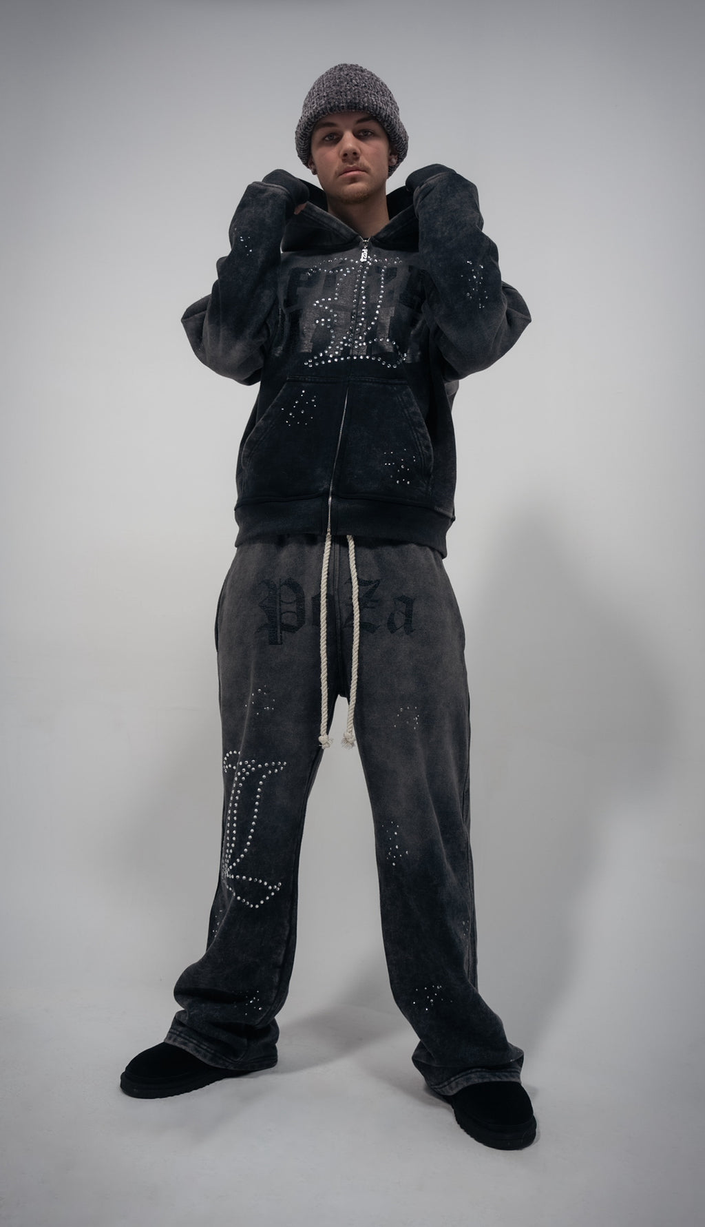 Póza scattered stone sweatpants