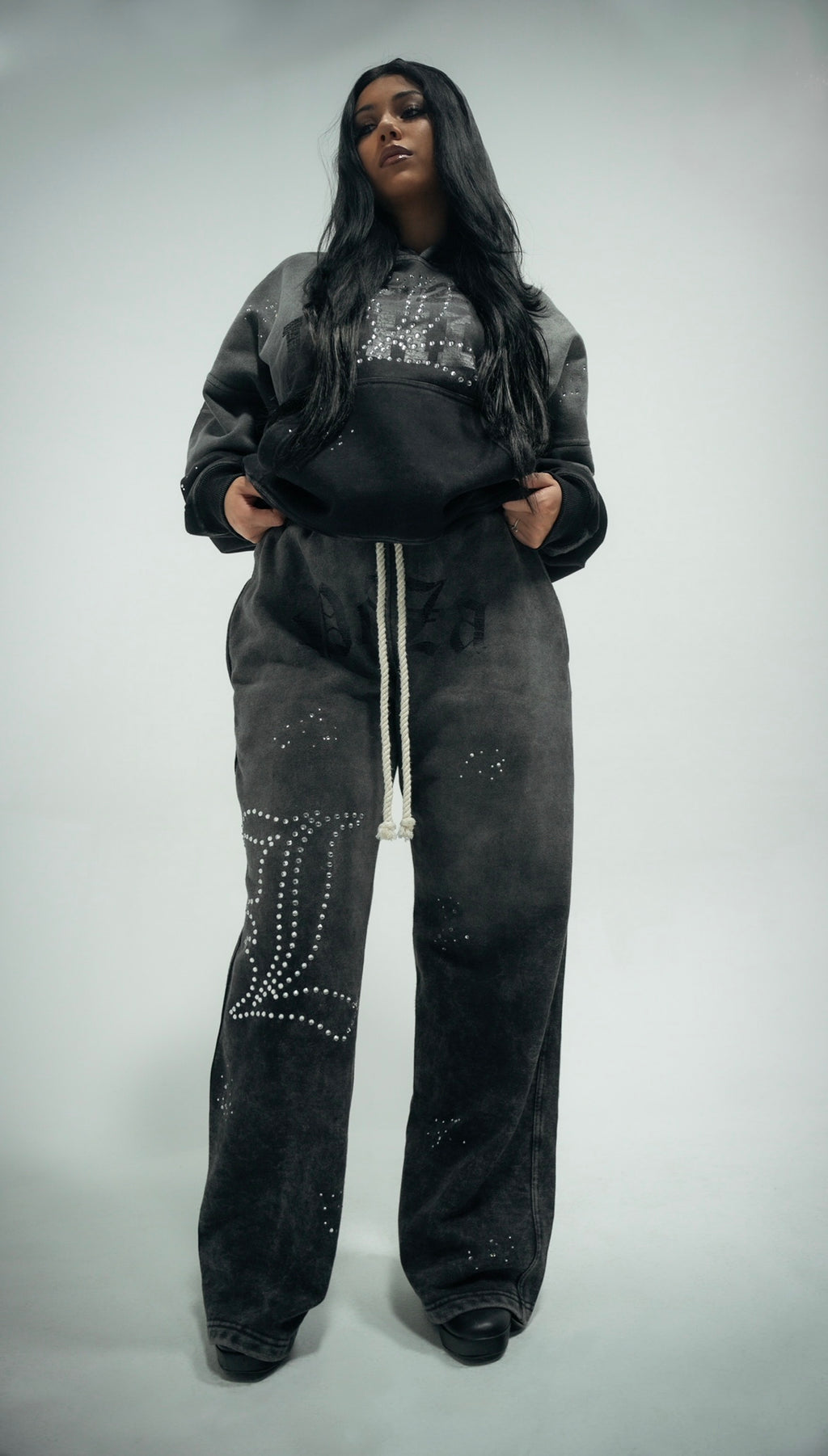 Póza scattered stone sweatpants