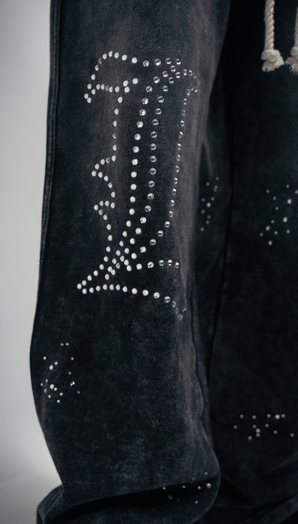 Póza scattered stone sweatpants