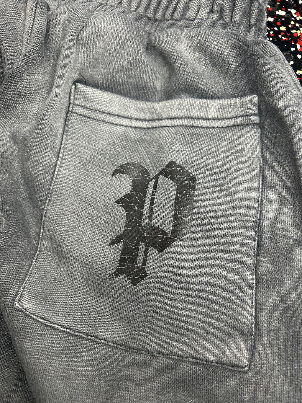 Póza scattered stone sweatpants