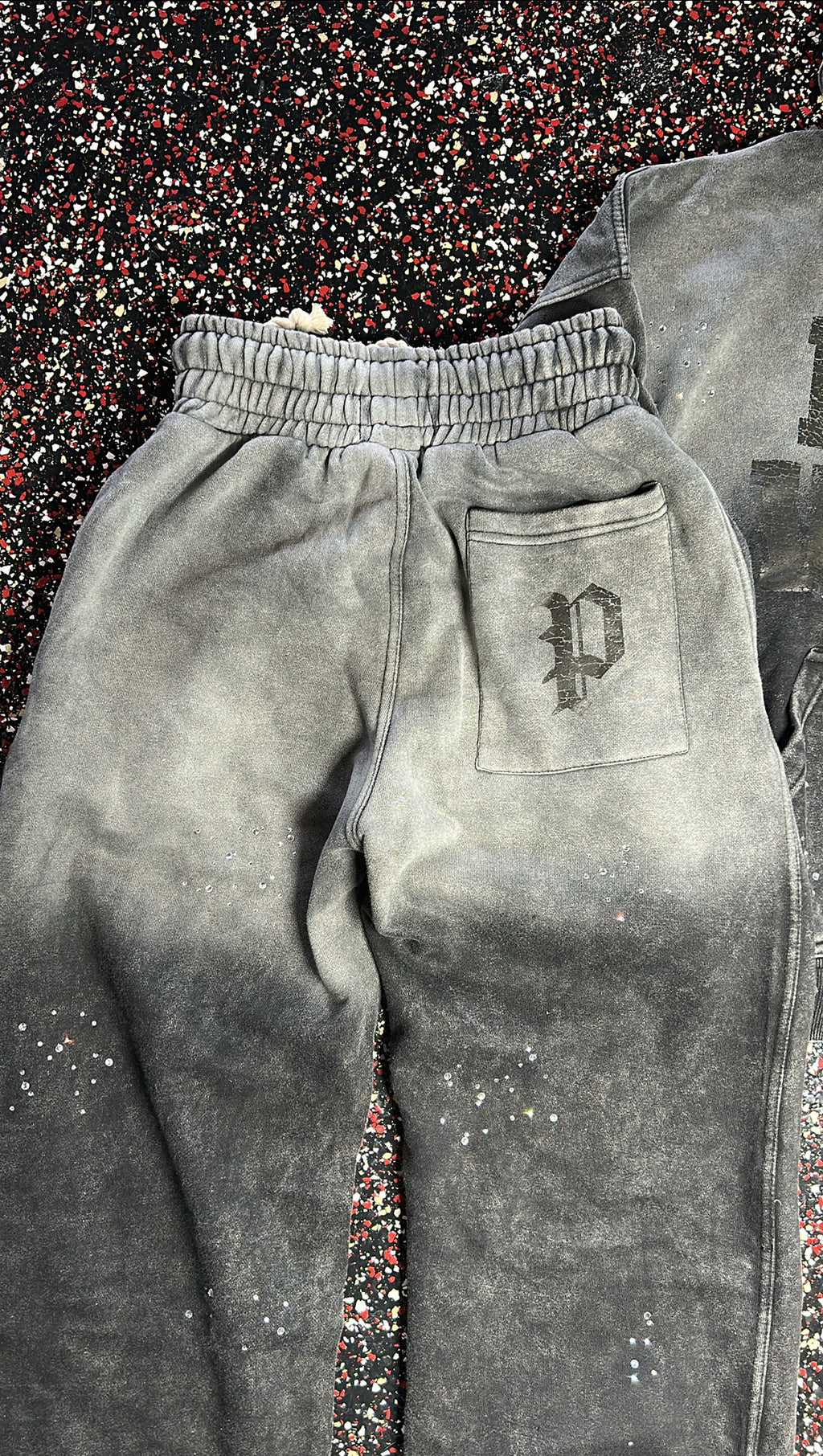 Póza scattered stone sweatpants