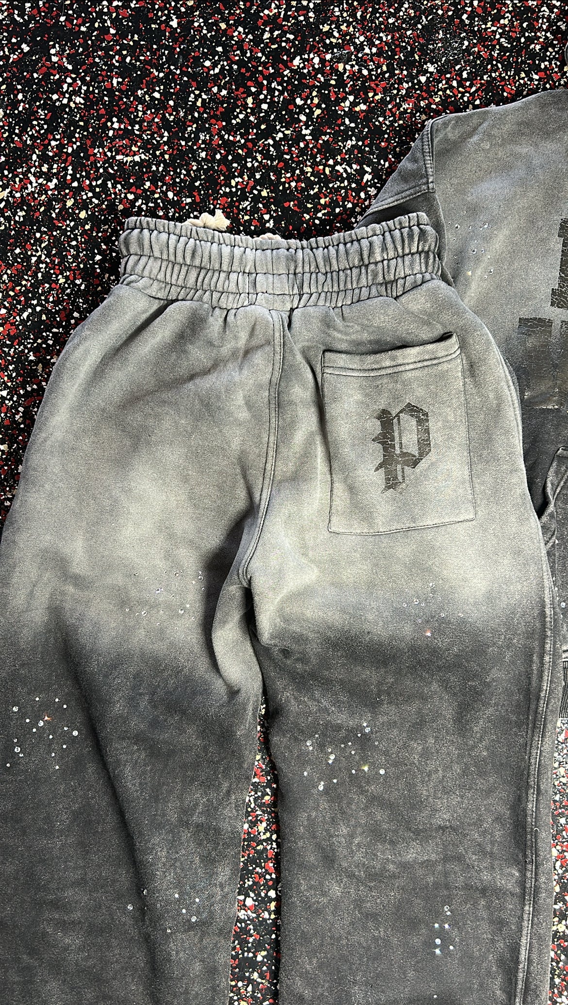Póza scattered stone sweatpants