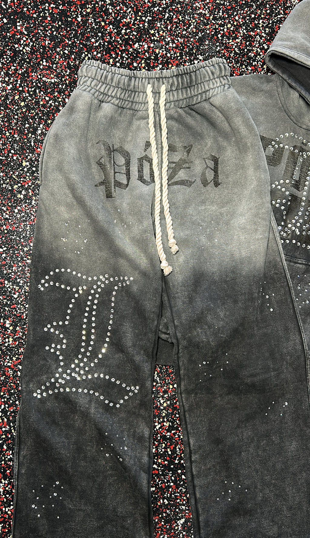 Póza scattered stone sweatpants