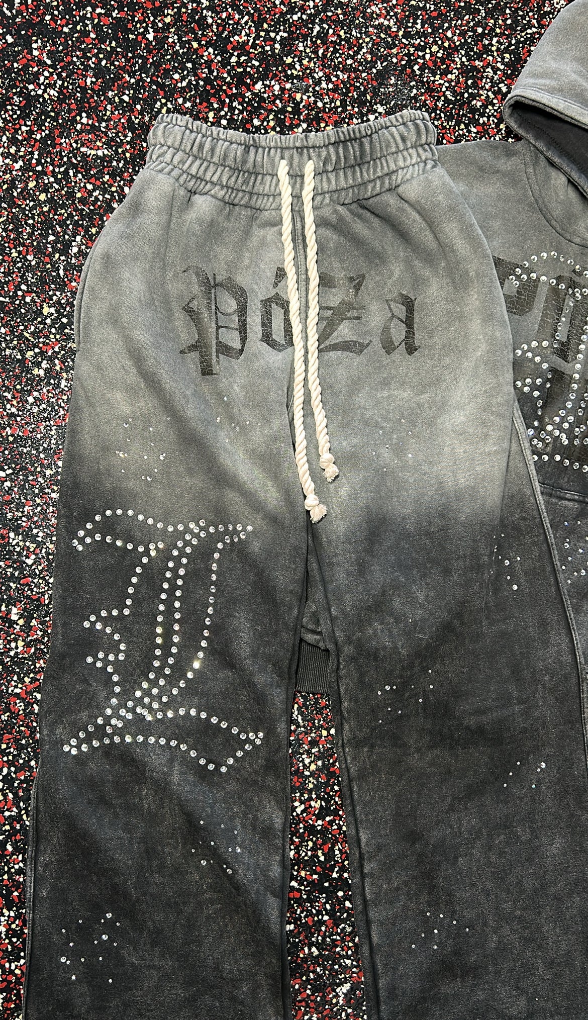 Póza scattered stone sweatpants